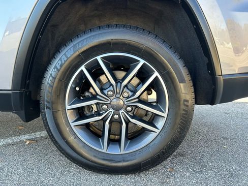 Used 2019 Jeep Grand Cherokee Limited image 16