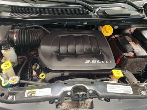 Used 2015 Chrysler Town & Country Touring-L FWD image 27