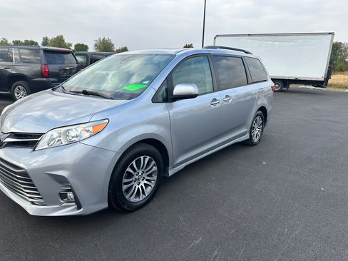 Used 2018 Toyota Sienna XLE 8-Passenger FWD image 18