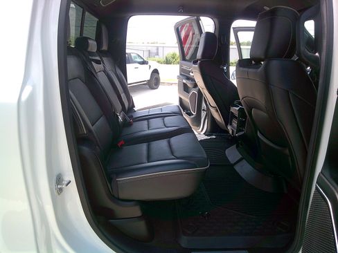 Used 2019 RAM 1500 Laramie AWD/4WD image 8