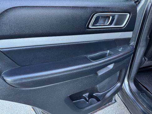 Used 2017 Ford Explorer XLT image 10