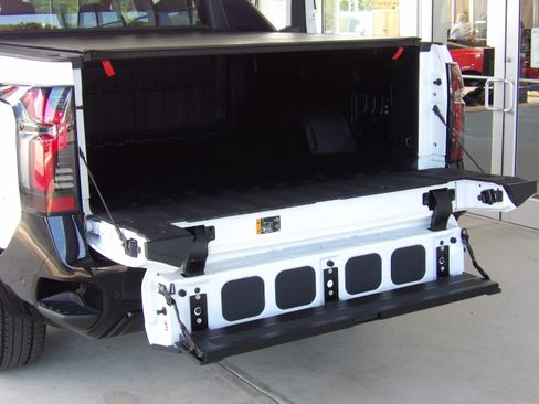 Used 2025 Chevrolet Silverado EV 4x4 Crew Cab RST image 17