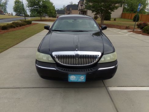 Used 2004 Lincoln Town Car Signature RWD image 8