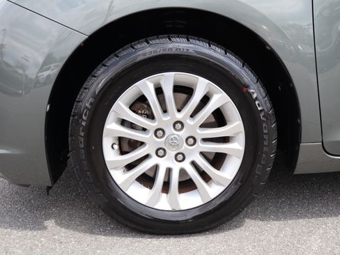 Used 2013 Toyota Sienna XLE Minivan FWD image 35