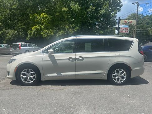 Used 2019 Chrysler Pacifica Touring-L Plus FWD image 2