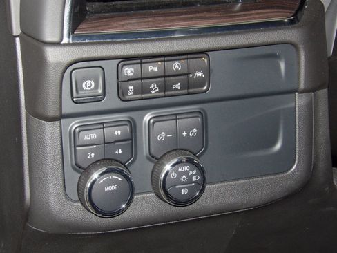 Used 2025 Chevrolet Suburban Z71 image 5