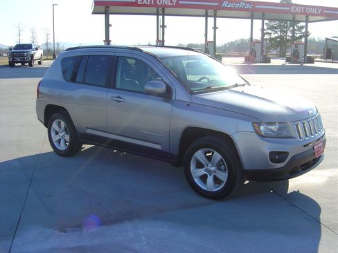 Used 2016 Jeep Compass Latitude image 5