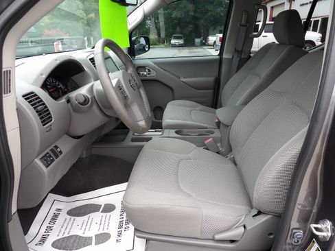 Used 2019 Nissan Frontier 2WD Crew Cab SV image 6