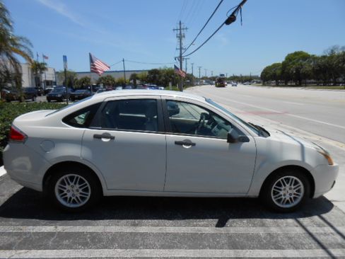 Used 2010 Ford Focus SE Sedan FWD image 6