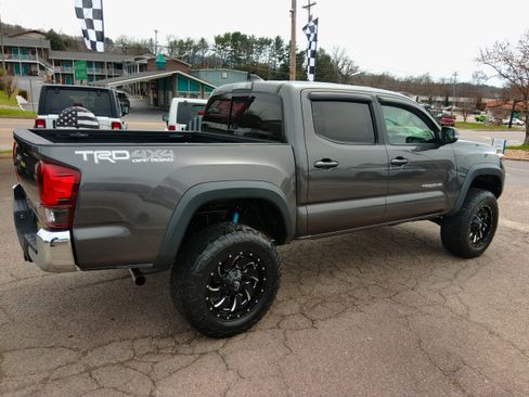Used 2018 Toyota Tacoma TRD Off-Road image 4