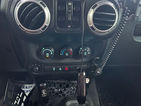 Used 2012 Jeep Wrangler Unlimited Sahara image 8