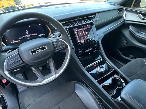 Used 2023 Jeep Grand Cherokee L Laredo image 10