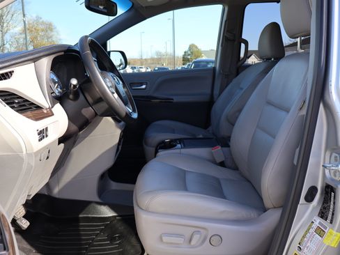Used 2016 Toyota Sienna XLE Premium image 10
