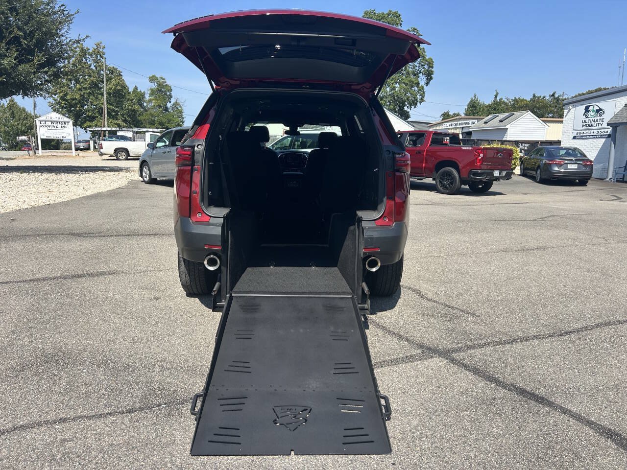 Used 2023 Chevrolet Traverse LT w/ Midnight/Sport Edition FWD image 4
