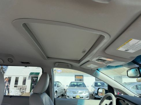 Used 2011 Toyota Sienna XLE image 21