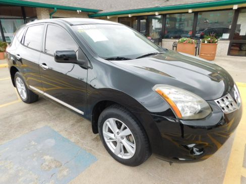 Used 2015 Nissan Rogue Select S image 2