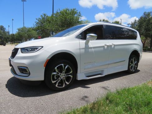 Used 2022 Chrysler Pacifica Pinnacle FWD image 13