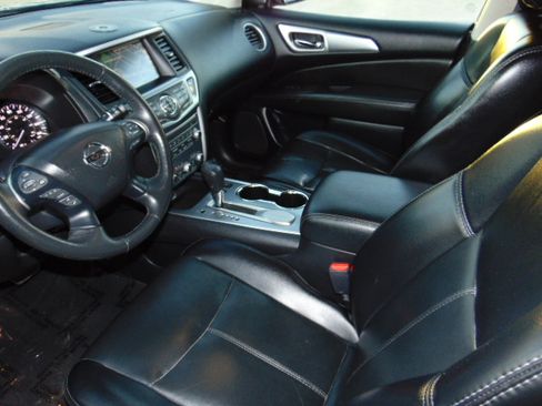 Used 2020 Nissan Pathfinder S image 11