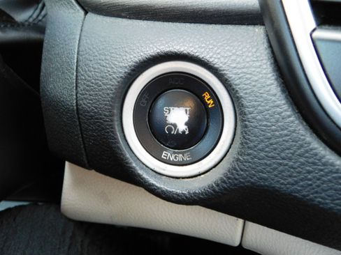 Used 2016 Chrysler 200 Limited image 14