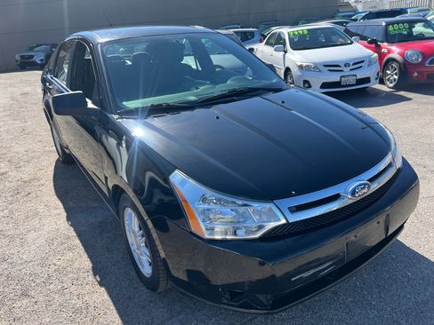 Used 2010 Ford Focus SE Sedan FWD image 2