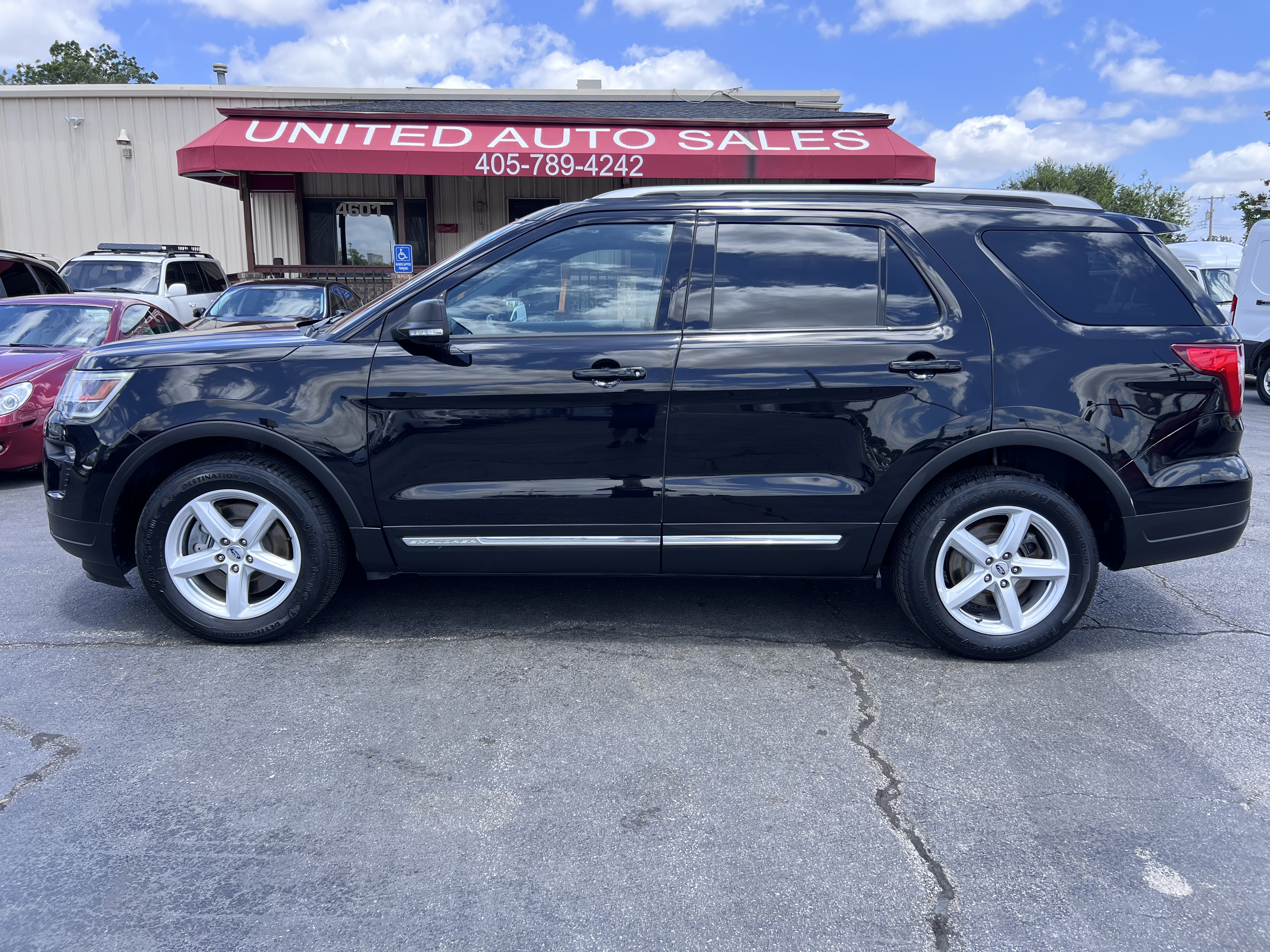 Used 2019 Ford Explorer FWD XLT image 1