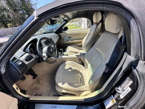 Used 2005 BMW Z4 2.5i image 12
