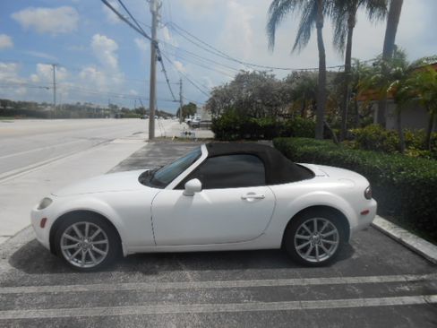 Used 2006 MAZDA MX-5 Miata Grand Touring RWD image 2