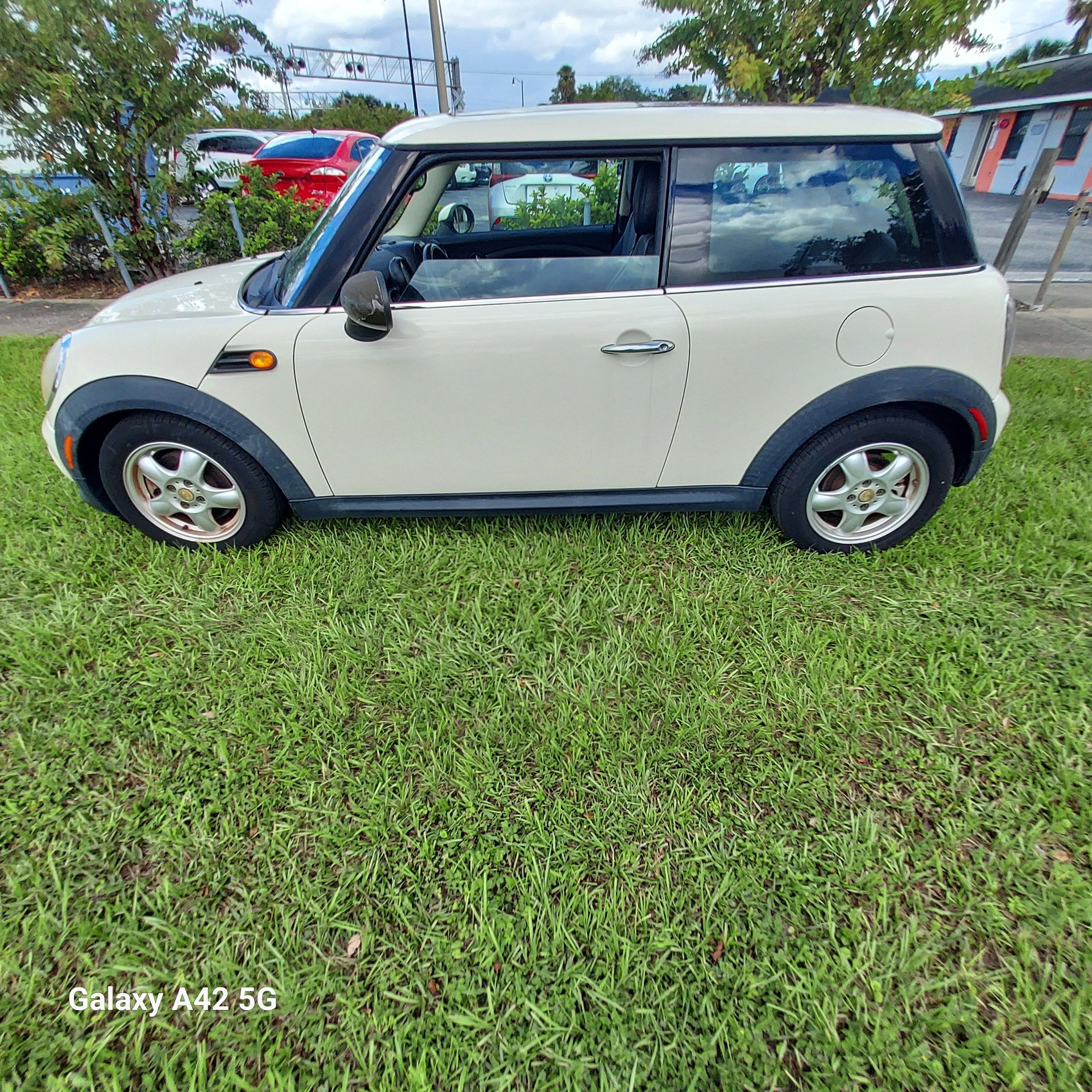 Used 2011 MINI Cooper Hardtop FWD image 1