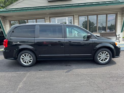 Used 2020 Dodge Grand Caravan SXT FWD image 1