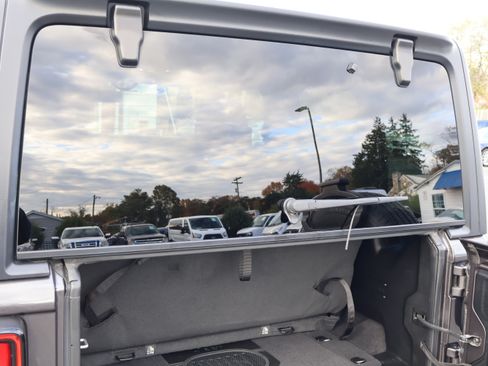 Used 2021 Jeep Wrangler Sport S image 39