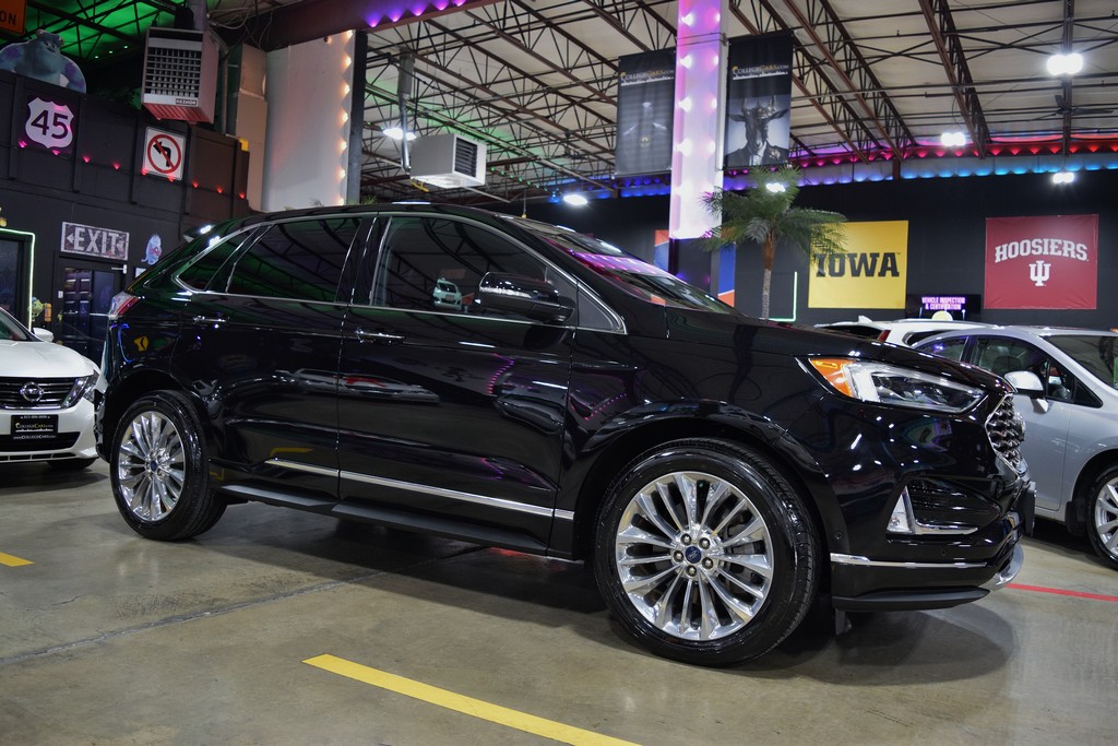 Used 2021 Ford Edge Titanium FWD image 13