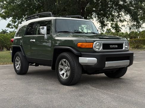 Used 2014 Toyota FJ Cruiser AWD/4WD image 11