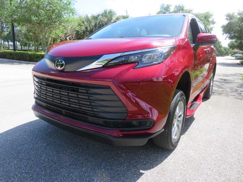 Used 2026 Toyota Sienna LE FWD image 8
