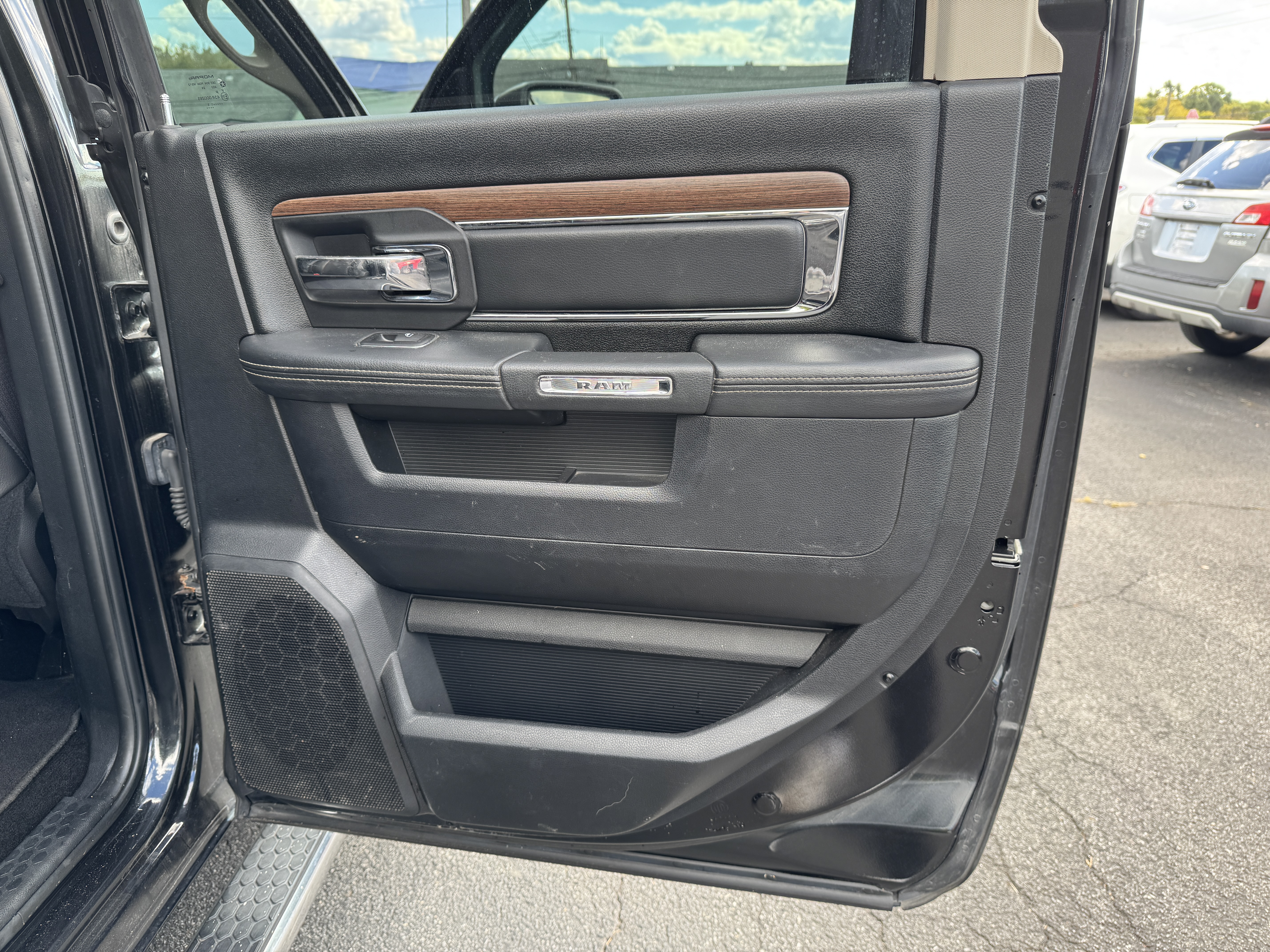 Used 2015 RAM 1500 4x4 Crew Cab Laramie image 19
