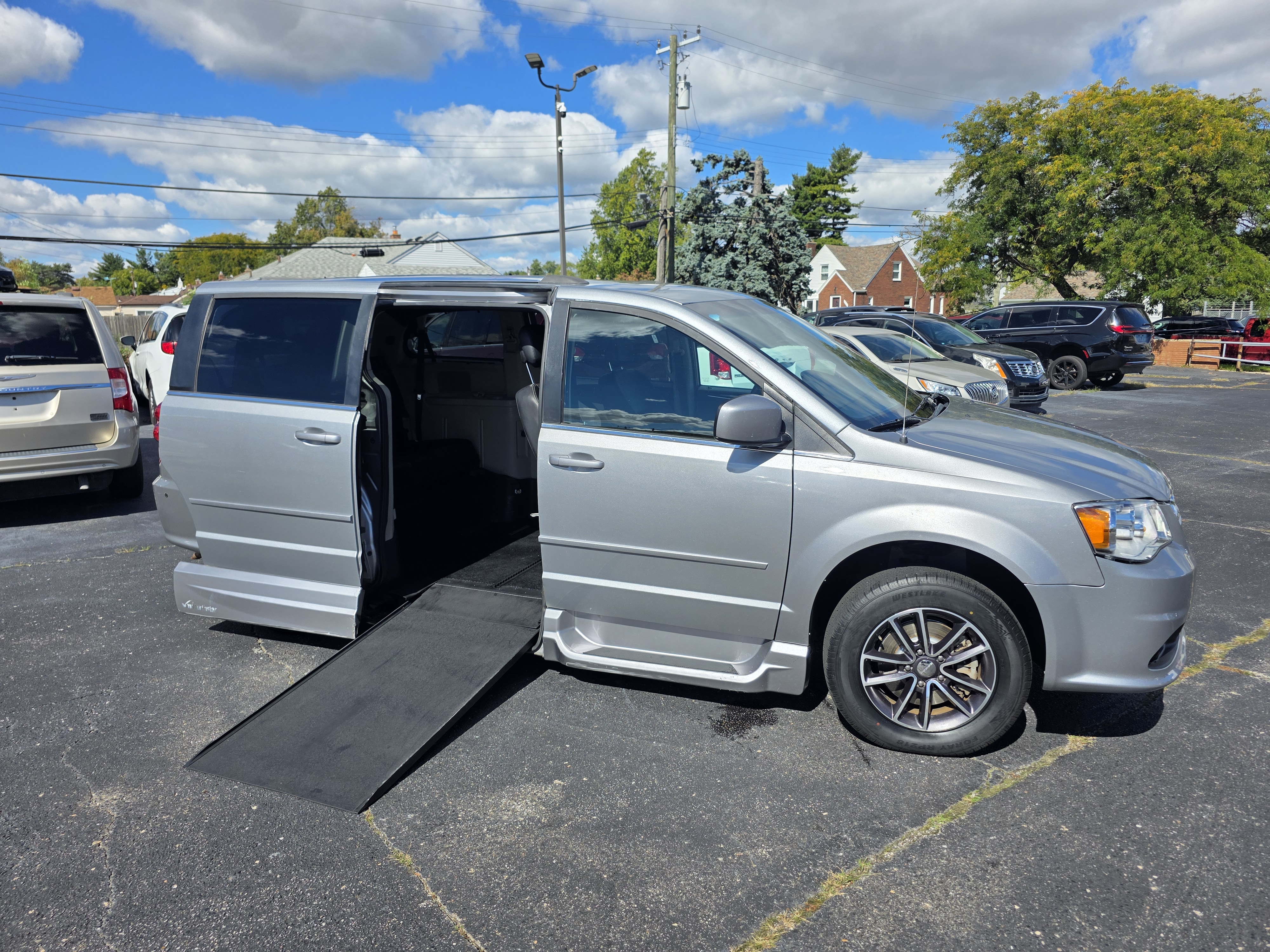 Used 2017 Dodge Grand Caravan SXT FWD image 1