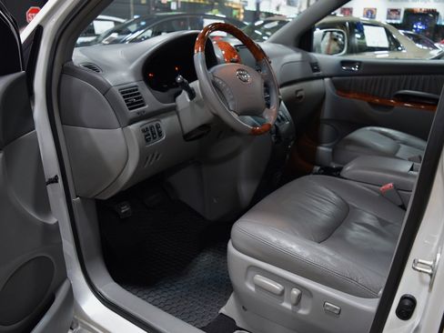Used 2006 Toyota Sienna XLE Limited image 16