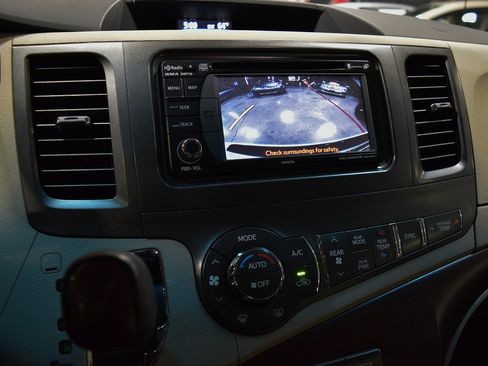 Used 2013 Toyota Sienna XLE FWD image 28