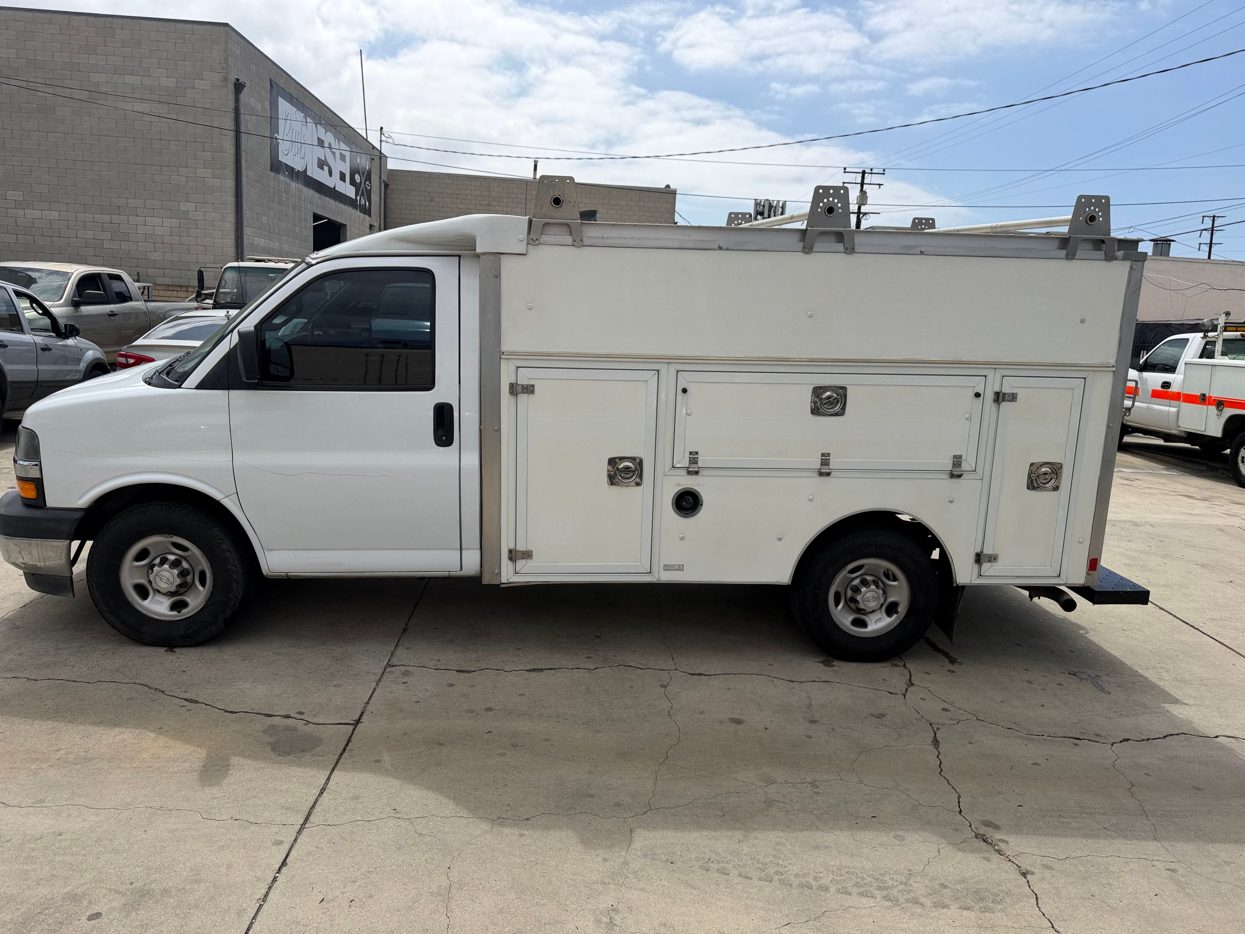 Used 2019 Chevrolet Express 3500 UNAVAIL RWD image 4