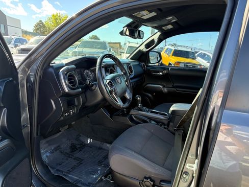 Used 2019 Toyota Tacoma TRD Sport image 11