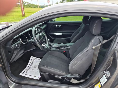 Used 2018 Ford Mustang Coupe RWD image 6