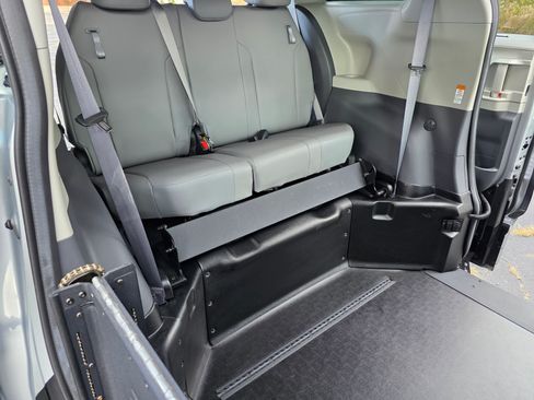 Used 2022 Toyota Sienna XLE image 24