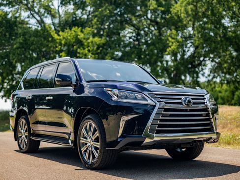 Used 2017 Lexus LX 570 image 2