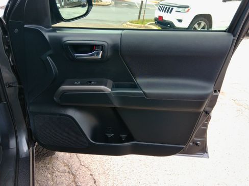 Used 2018 Toyota Tacoma TRD Off-Road image 28