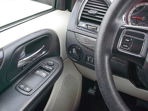 Used 2016 Dodge Grand Caravan SE image 15