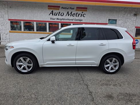 Used 2021 Volvo XC90 T6 Momentum image 1