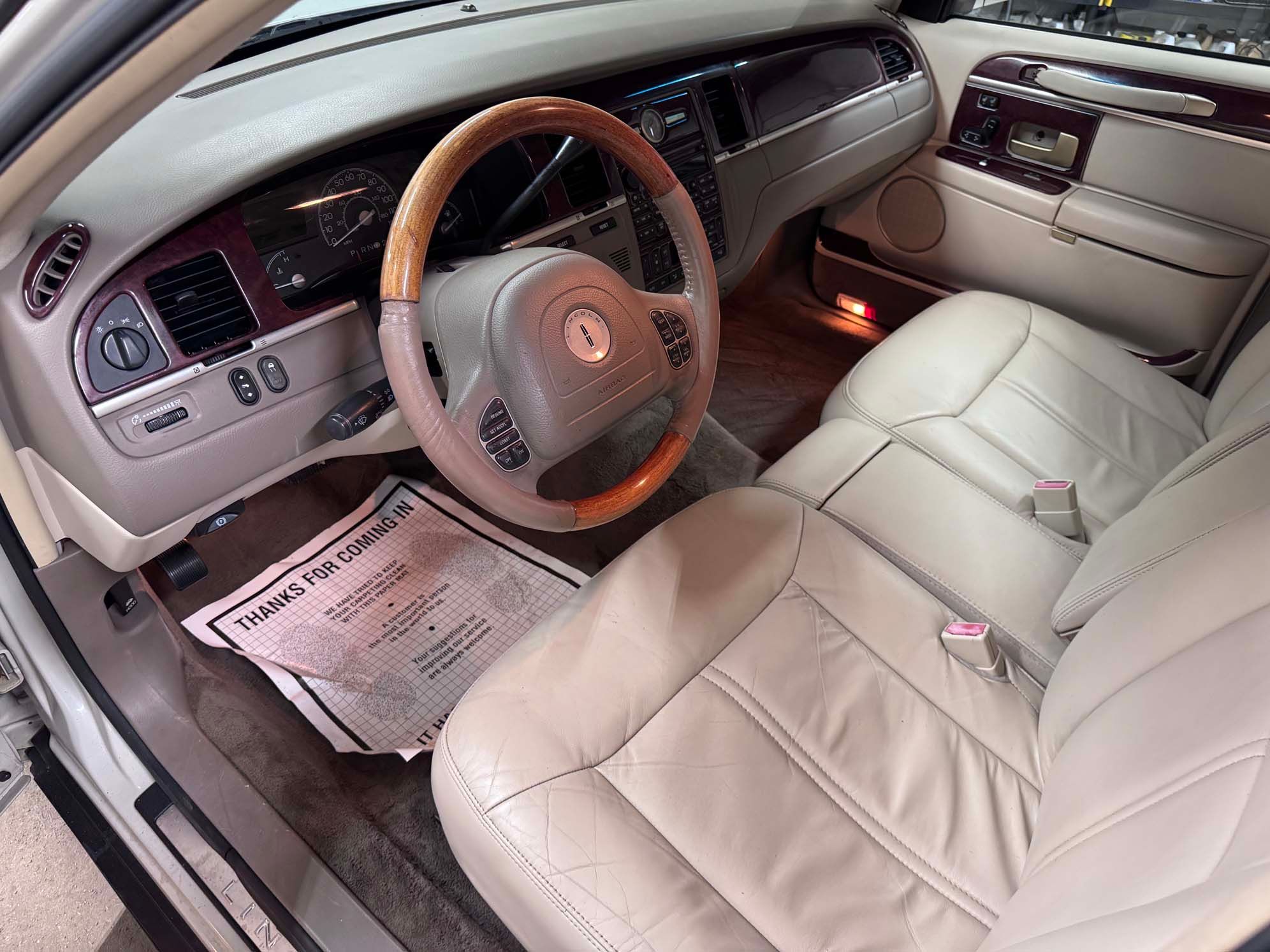 Used 2004 Lincoln Town Car Ultimate RWD image 6