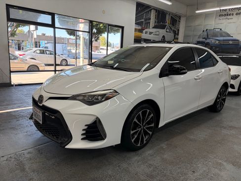 Used 2017 Toyota Corolla SE Sedan FWD image 2