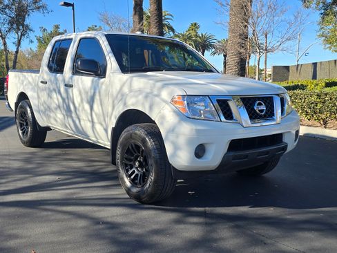 Used 2016 Nissan Frontier SV image 2
