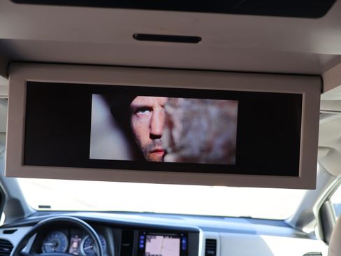 Used 2016 Toyota Sienna XLE Premium image 24