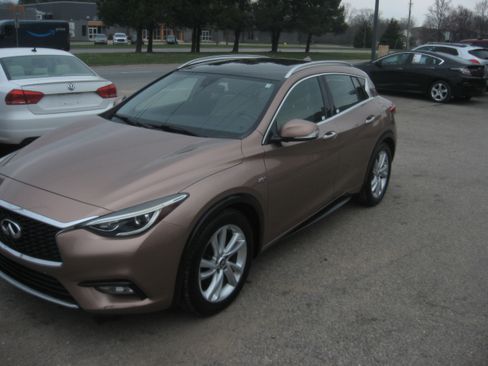 Used 2017 INFINITI QX30 image 1